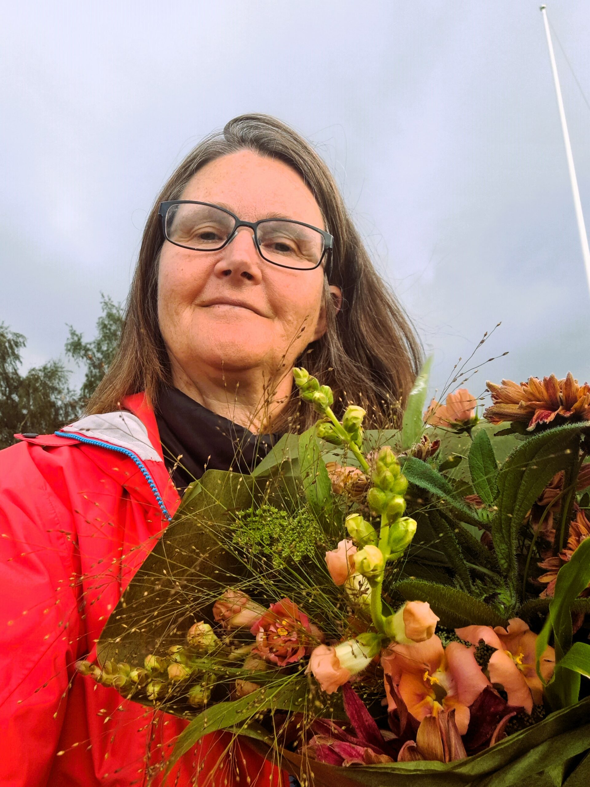 Ledaren för kortkursen Trägård i Jämtland poserar med en vacker blombukett