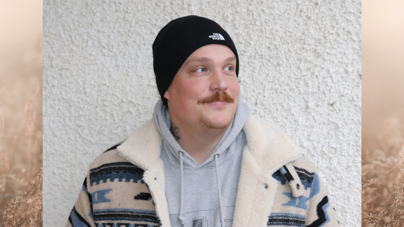 Trebarnspappan Simon tar revansch på Allmän kurs – hela 20 år efter avhoppet från gymnasiet