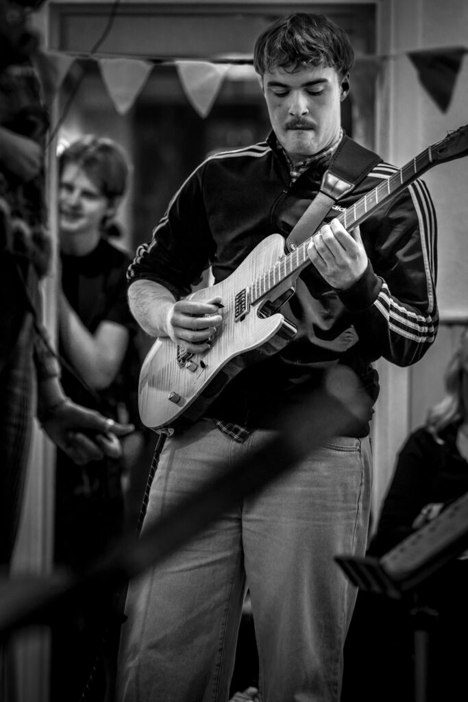 Jazzmusikern Joel spelar gitarr.