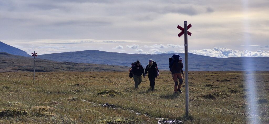 Deltagare ute på fjällvandring.